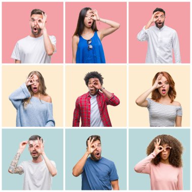 Kolaj bir grup genç insanlar kadın ve erkekler üzerinde renkli izole arka plan ok jest sürpriz yüz, göz parmaklarının arasından seyir şok yapıyor. İmansız ifade.