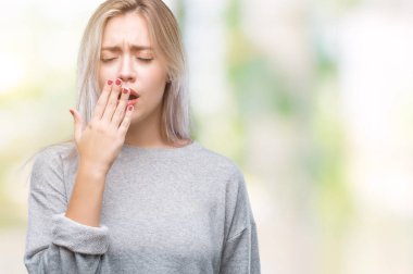 Sarışın genç kadın izole arka plan üzerinde el ile ağız kapsayan yorgun esneme sıkılmış. Restless ve uyku hali.