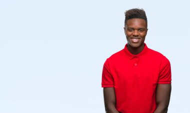 İzole arka plan ile bir mutlu ve güzel genç Afro-Amerikan adam yüzünde gülümseme. Şanslı kişi.