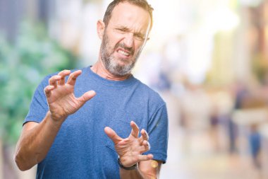 Orta yaş ağarmış komuta sizde izole arka plan üzerinde tiksinti ifadesi, memnun ve korkulu tiksinti yüz yapıyorsun çünkü nefret tepki. Elleriyle kaldırdı. Sinir bozucu kavramı.