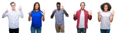 Kolaj Grup gösterilen ve parmakları ile işaret izole arka plan üzerinde Genç Asyalı, beyaz, Afro-Amerikan insan kendinden emin ve mutlu gülümseyerek süre 6 numara.