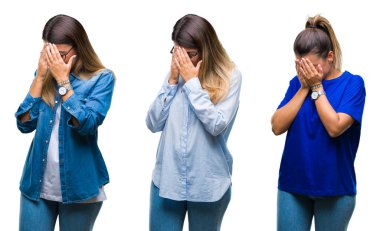 Kolaj yüz eller ile ağlayarak süre kapsayan üzgün ifade ile izole arka plan üzerinde gözlük takan genç güzel kadın. Depresyon kavramı.