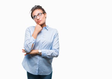 Üzerinde gözlük takan genç örgülü saç Afro-Amerikan iş kız çene düşünme hakkında soru, dalgın ifade üzerine el ile arka plan izole. Düşünceli yüzüyle gülümsüyor. Şüphe kavramı.