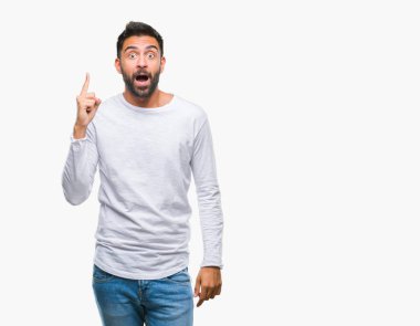 Başarılı fikirle parmağı yukarıyı izole arka plan yetişkin İspanyol adam. Çıktıktan ve mutlu. Bir numara.