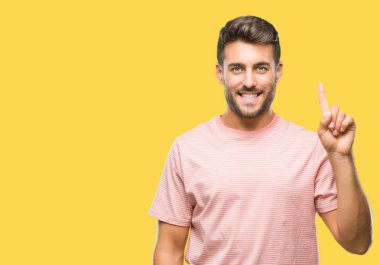 Yakışıklı delikanlı gösterilen ve kendinden emin ve mutlu gülümseyen bir parmak ile işaret eden oktan yukarı izole arka plan üzerinde.