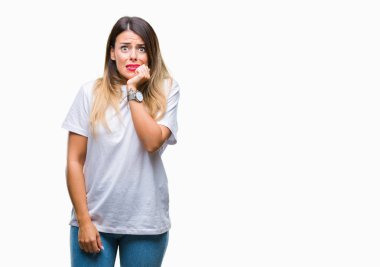 Genç güzel kadın rahat beyaz t-shirt stresli ve gergin ağız ısırma el ile izole arka plan üzerine çivi. Anksiyete sorunu.