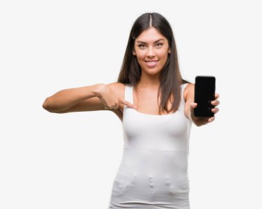 Genç güzel İspanyol gösteren smartphone sürpriz yüz işaret parmağı kendisine