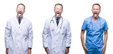 Kolaj yakışıklı üst düzey ağarmış Doktor adam cerrah üniforması dilini izole arka plan üzerinde bir out komik ifade ile mutlu. Duygu kavramı.