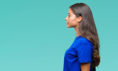 İzole arka tarafına, arayan genç güzel Arap kadın dinlenmek doğal yüz emin gülümseme ile pozuyla profili.