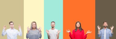 Kolaj grup izole renkli arka plan üzerinde genç insan dinlenmek ve gülümseyen gözlerle kapalı parmak jestle meditasyon yapıyor. Yoga kavramı.