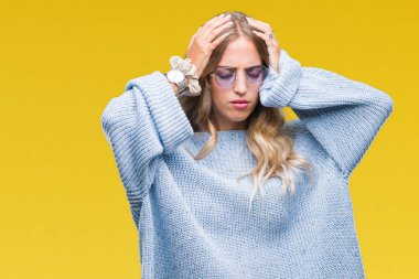 Çünkü çaresiz ve stresli baş ağrısı acı izole arka plan üzerinde güneş gözlüğü takıyor güzel sarışın genç kadın acı ve migren. Ellerini kafasına.