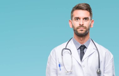 Genç yakışıklı Doktor adam yüzünde ciddi bir ifade ile izole arka plan üzerinde. Basit ve doğal kameraya bakıyor.