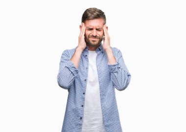 Çünkü üzerinde beyaz t-shirt giyen genç yakışıklı adam arka plan baş baş ağrısı için el ile izole stres. Migren muzdarip.