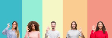 Kolaj grup üzerinde renkli vintage izole arka plan el ve parmaklar ok işaretiyle yapıyor olumlu gülümseyen genç insan. Başarılı ifade.