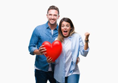 Gurur çığlık ve zafer ve başarı çok heyecanlı, duygu tezahürat kutluyor izole arka plan üzerinde kırmızı kalp tutan aşık genç çift