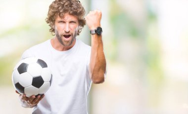 Futbol futbol topu yere izole arka rahatsız ve öfke, çılgın ve yükseltilmiş el, öfke kavramı ile diye bağıran ile sinirli bağırarak tutan Latin asıllı yakışıklı modeli