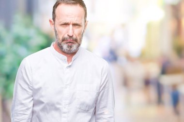 Orta yaş ağarmış komuta sizde izole arka plan üzerinde depresif ve kızgın ve korkmuş ağlıyor sıkıntı için endişeleniyorum. Üzgün ifade.