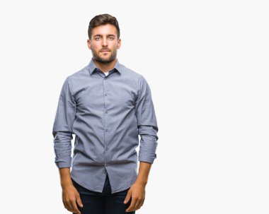 Yakışıklı delikanlı yüzünde ciddi bir ifade ile izole arka plan üzerinde. Basit ve doğal kameraya bakıyor.