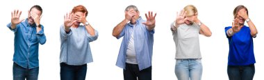 Kolaj bir grup orta yaş ve yaşlı insanlar elleriyle gözlerini kapsayan izole arka plan üzerinde ve stop jest ile acı ve korku ifadesi. Utandım ve negatif kavramı.