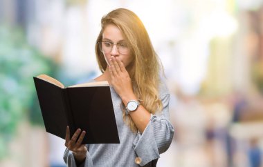 Genç güzel sarışın kadın izole arka kapak ağız için hata, ifade korku, utanç ile şok el ile üzerinden bir kitap okuma sessizlik içinde gizli kavramı korkuttu