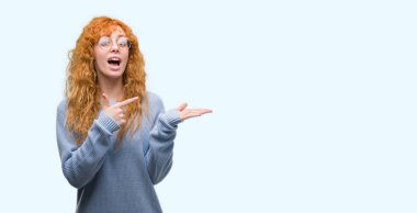 El ve parmak ile işaret çok mutlu gözlüklü genç Kızıl saçlı kadın