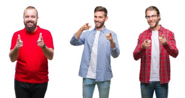Genç erkekler için fotoğraf makinesi ile mutlu ve komik yüz parmakları işaret izole arka plan üzerinde Grubu'nun kolaj. İyi enerji ve vibes.