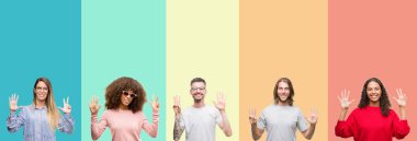 Kolaj Grup gösterilen ve parmakları ile işaret renkli vintage izole arka plan üzerinde genç insan kendinden emin ve mutlu gülümseyerek süre sekiz numara.