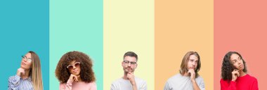 Kolaj grup çene düşünme hakkında soru, dalgın ifade üzerine el ile renkli vintage izole arka plan üzerinde genç insan. Düşünceli yüzüyle gülümsüyor. Şüphe kavramı.