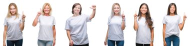 Ve kendinden emin ve mutlu gülümseyerek süre parmak numaralı yukarıyı gösteren izole arka plan üzerinde beyaz t-shirt giyen kadın grubu kolaj.