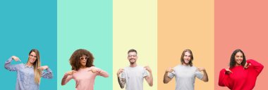 Yüzünde gülümseme ile kendinden emin görünüyorsun, kendini gururlu ve mutlu parmakları ile işaret renkli vintage izole arka plan üzerinde gençlerin grup kolaj.
