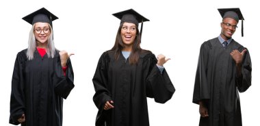 Kolaj grup genç öğrenci insan univerty giyen üniforma seyir ve başparmak yanında yukarıyı mutlu yüz ile gülümseyen izole arka plan üzerinde mezun oldu.