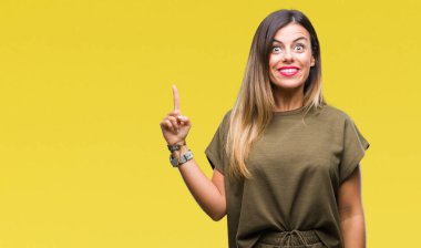 Genç güzel kadın başarılı fikirle parmağı yukarıyı izole arka plan yüzünden. Çıktıktan ve mutlu. Bir numara.