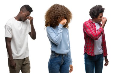 Kolaj Afro-Amerikan grup izole arka plan yorgun sürtünme burun ve göz yorgunluğu ve baş ağrısı hissediyor insan. Stres ve hayal kırıklığı kavramı.