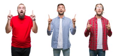 Grup izole arka plan üzerinde genç adam kolaj hayrete ve yukarıya bakıyor ve parmakları ile işaret ve silah kaldırdı şaşırttı.