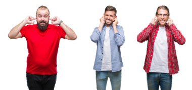 Kolaj bir grup genç adam yüksek sesle müzik gürültü rahatsız ifade parmaklarıyla kulaklarıyla kapsayan izole arka plan üzerinde. Sağır kavramı.