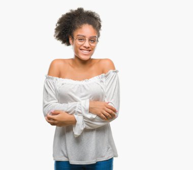 Genç afro Amerikalı kadın üzerine gözlük ile mutlu yüz gülümseyerek kameraya seyir silah geçti arka plan izole. Olumlu bir kişi.