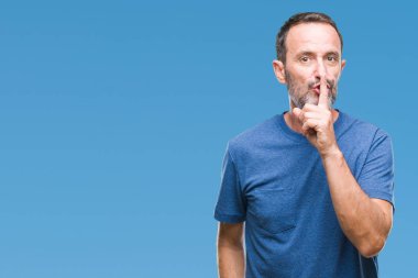 Orta yaş dudaklarında parmak ile sessiz olmanı izole arka plan üzerinde ağarmış komuta sizde. Sessizlik ve gizli kavramı.