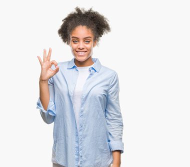 Gülümseyen izole arka plan üzerinde genç afro Amerikalı kadın el ve parmaklar ok işaretiyle yapıyor olumlu. Başarılı ifade.