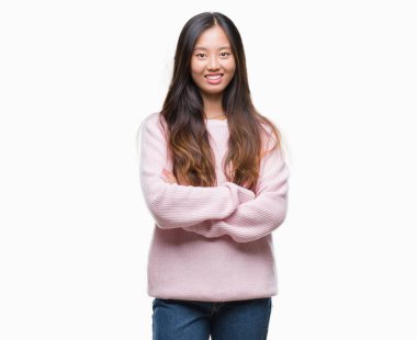 Genç Asyalı kadın izole arka plan mutlu yüz çapraz silah kameraya bakarak ile gülümseyen yüzünden. Olumlu bir kişi.