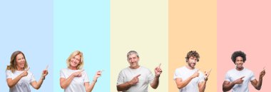 Gülümseyen ve iki elleri ve parmakları ile tarafına işaret kamera bakarak arka plan renk üzerinde beyaz t-shirt giyen genç ve orta yaş grubunun kolaj izole.