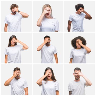 Kolaj grup mahcup ifadeyle parmaklarımın arasından seyir yüz ve gözler el ile kapsayan şok bakmak izole arka plan üzerinde rahat beyaz t-shirt giyen insan.