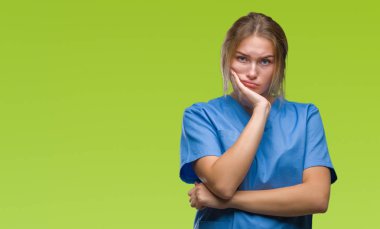 Düşünme izole arka plan bakmaktan cerrah üniforma giyen genç beyaz hemşire kadın yorgun ve sıkılmış çapraz silah depresyon sorunları ile.