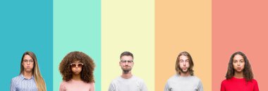 Komik surat ile yanakları şişirme Renkli vintage izole arka plan üzerinde gençlerin grup kolaj. Ağız ile hava, deli ifade şişirilmiş.