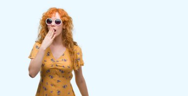 Sümer kıyafeti ve güneş gözlüğü kapak el hata, korku, sessizlik içinde gizli kavramı korkmuş ifade için utanç ile şok ağzıyla giyen genç Kızıl saçlı kadın