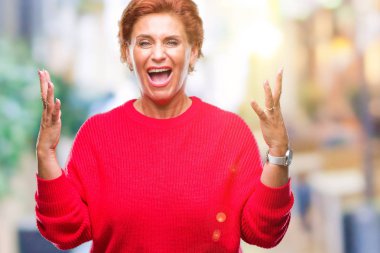 Arka plan deli kutluyor üzerinde kış kazak giyen Atrractive üst düzey beyaz Kızıl saçlı kadın izole ve crazy arms ile başarı için kaldırdı ve heyecanlı çığlık gözler kapalı. Kazanan kavramı