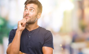 Yakışıklı delikanlı çene düşünme hakkında soru, dalgın ifade üzerine el ile izole arka plan üzerinde. Düşünceli yüzüyle gülümsüyor. Şüphe kavramı.