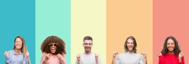 Kolaj grup renkli vintage izole arka plan başarı ile silah için heyecan üzerinde genç insan zafer kutluyor gülümseyen kaldırdı. Kazanan kavramı.