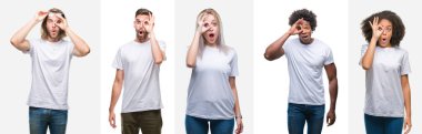 Sürpriz yüz, göz parmaklarının arasından seyir ile kolaj bir grup genç insan ok jest yapıyor izole arka plan üzerinde beyaz t-shirt giyen bir şok. İmansız ifade.