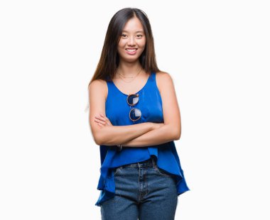 Genç Asyalı kadın izole arka plan mutlu yüz çapraz silah kameraya bakarak ile gülümseyen yüzünden. Olumlu bir kişi.