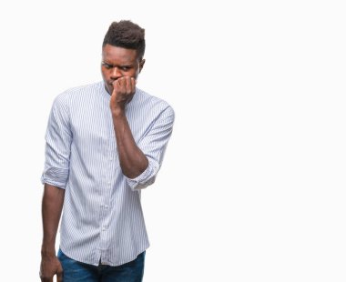 Genç Afro-Amerikan adam stresli ve gergin ile izole arka plan üzerinde tırnak ısırma dudaklarından eller. Anksiyete sorunu.